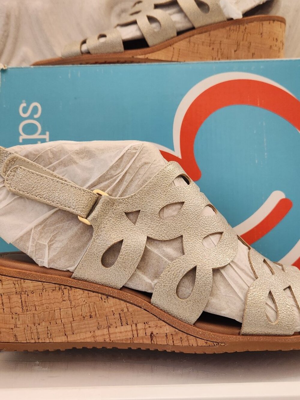 Baretraps Pearl Champane Wedge Sandals. NIB. Size 9